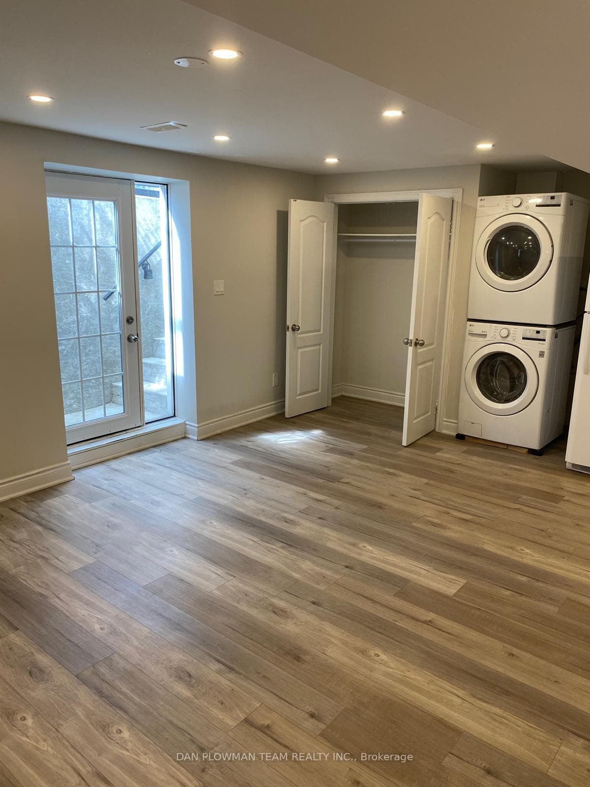 17 Claridge Crescent photo 6