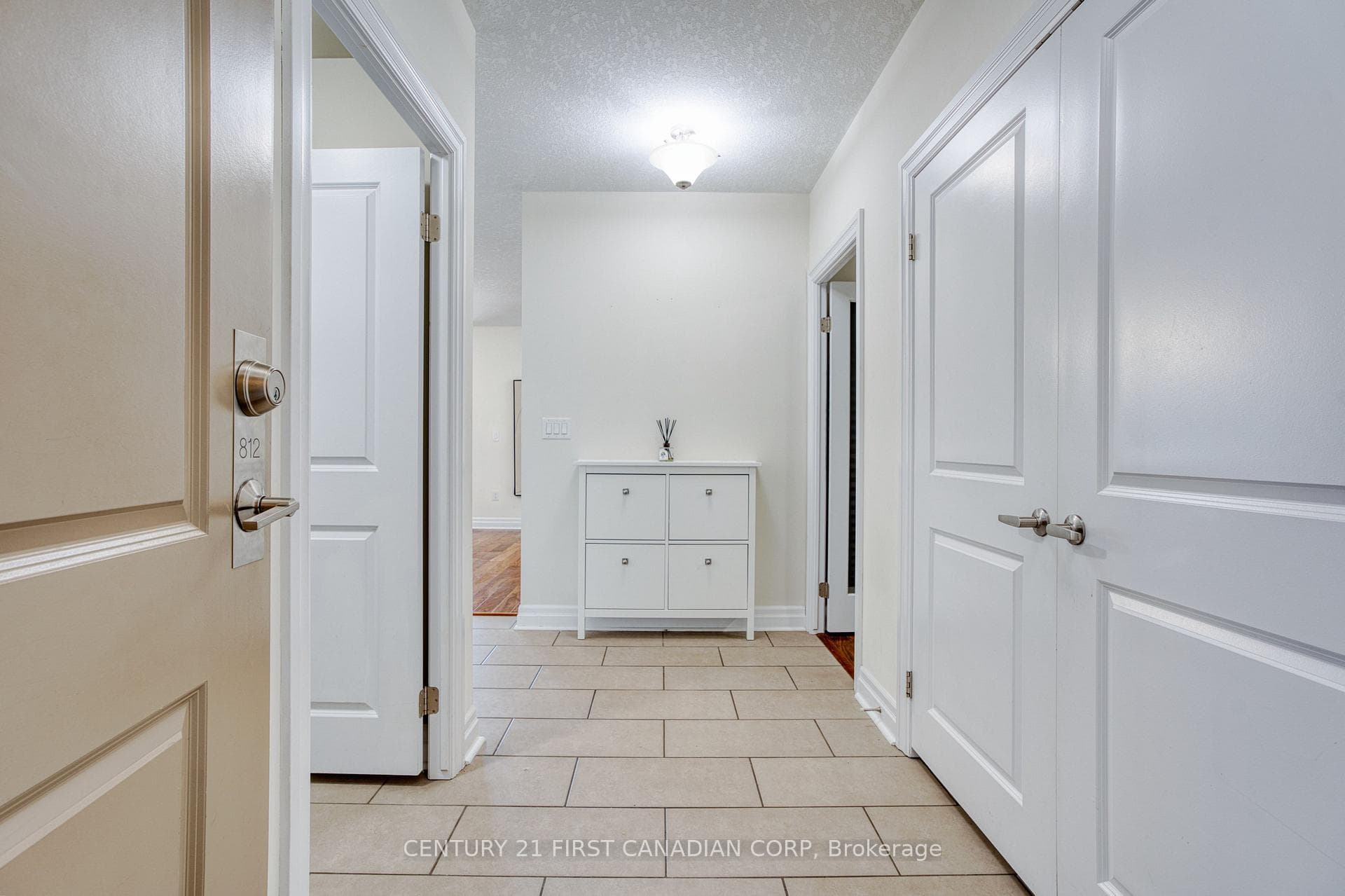 240 Villagewalk Boulevard Unit 812 photo 3