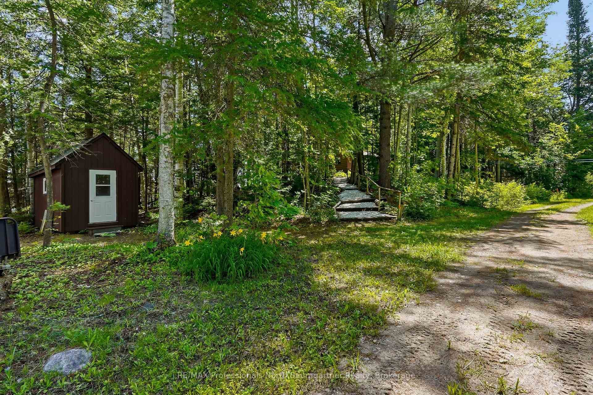 1698 Burleigh Road photo 4