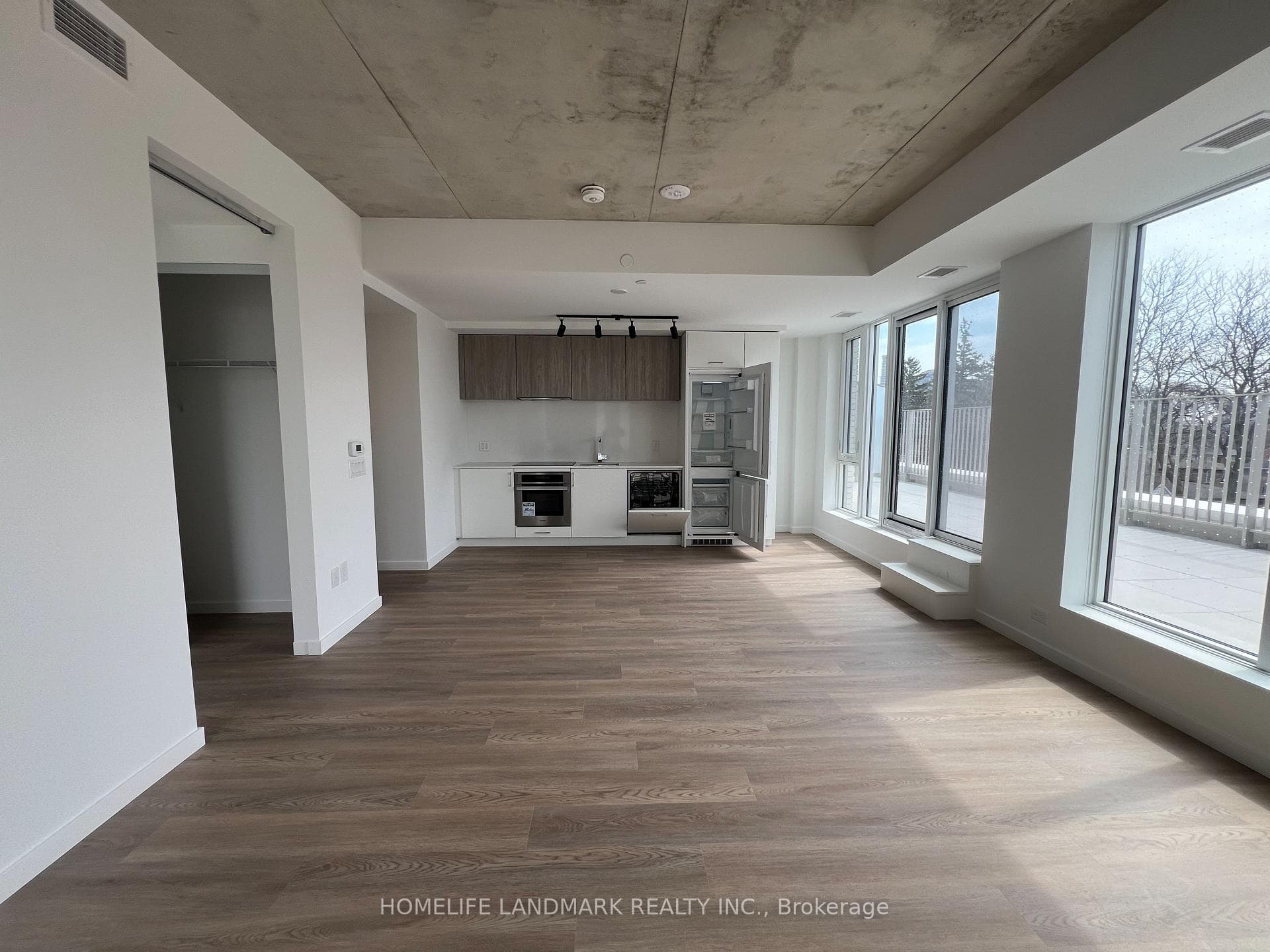 689 The Queensway Drive Unit 328 photo 3