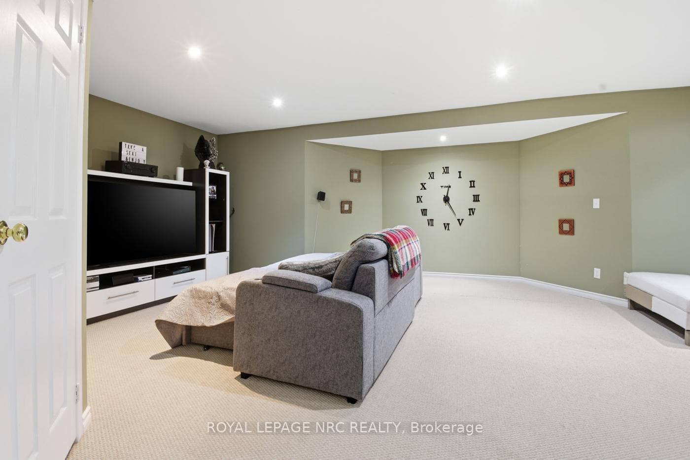 65 MCCAFFERY Crescent photo 34