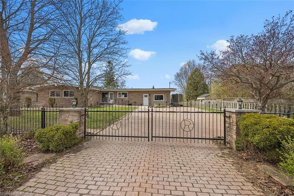 2353 MCIVOR Road photo 4