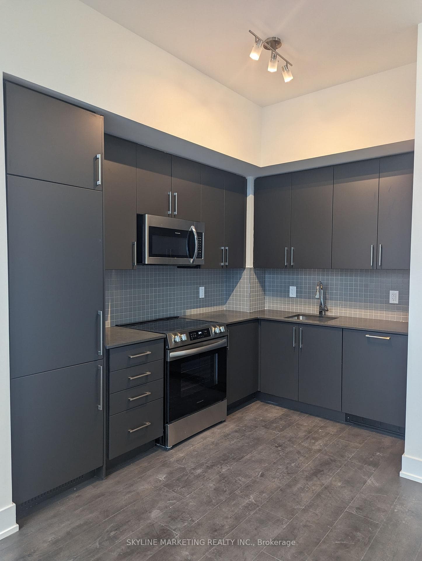 2450 Old Bronte Road Unit 817 photo 1