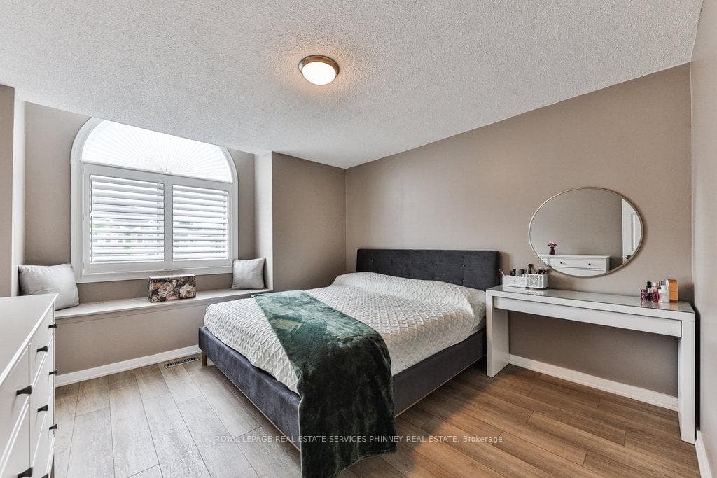5133 Lampman Avenue photo 16