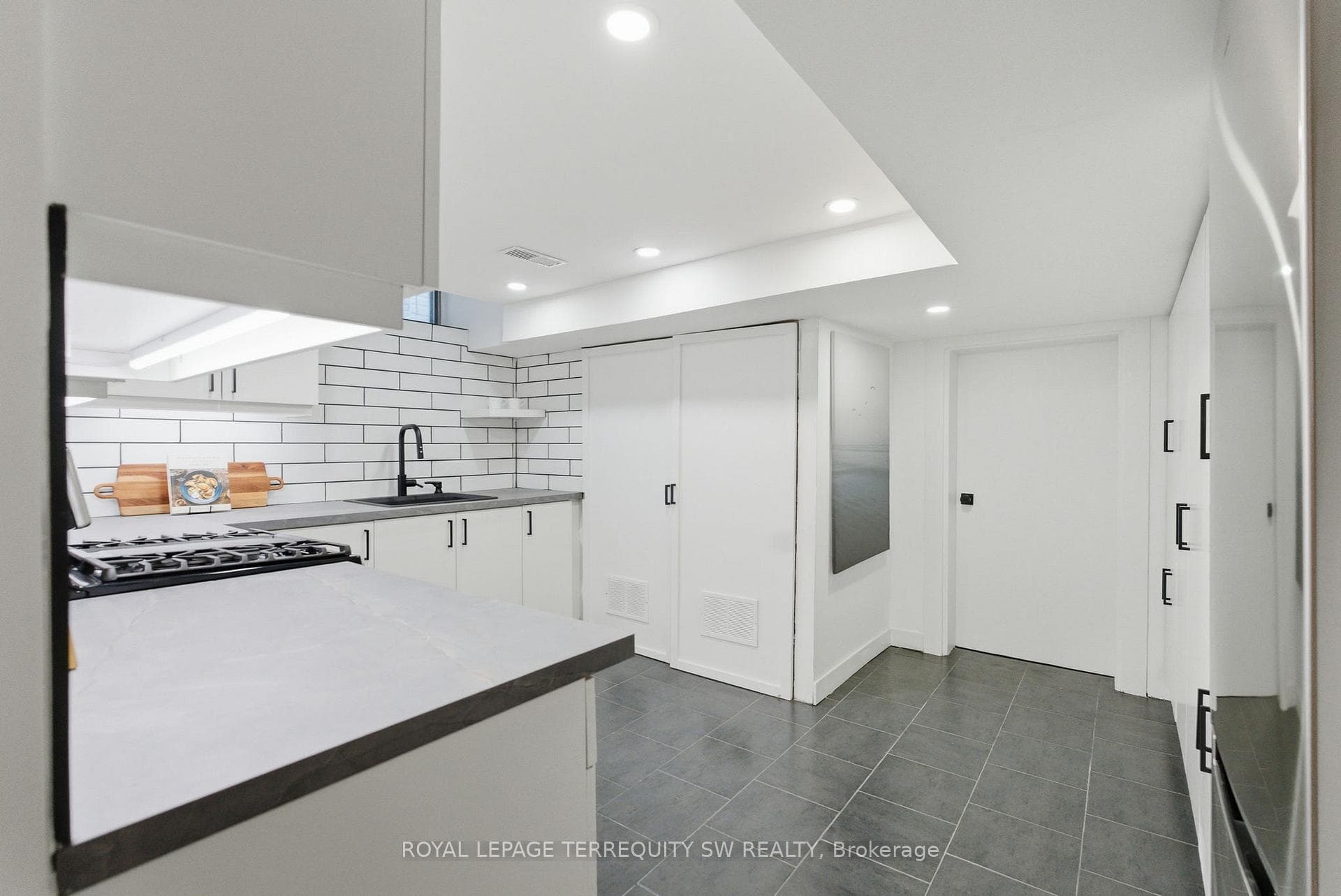497 Ossington Avenue Unit Bsmt photo 19