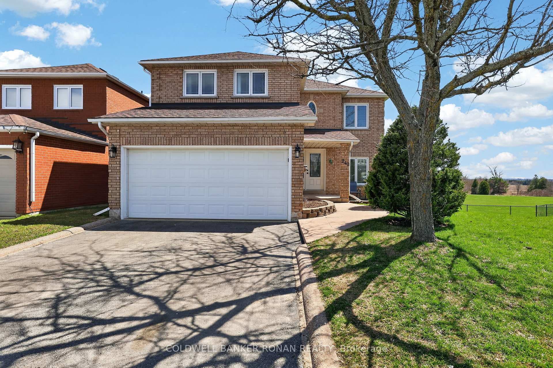 240 Howard Crescent photo 1
