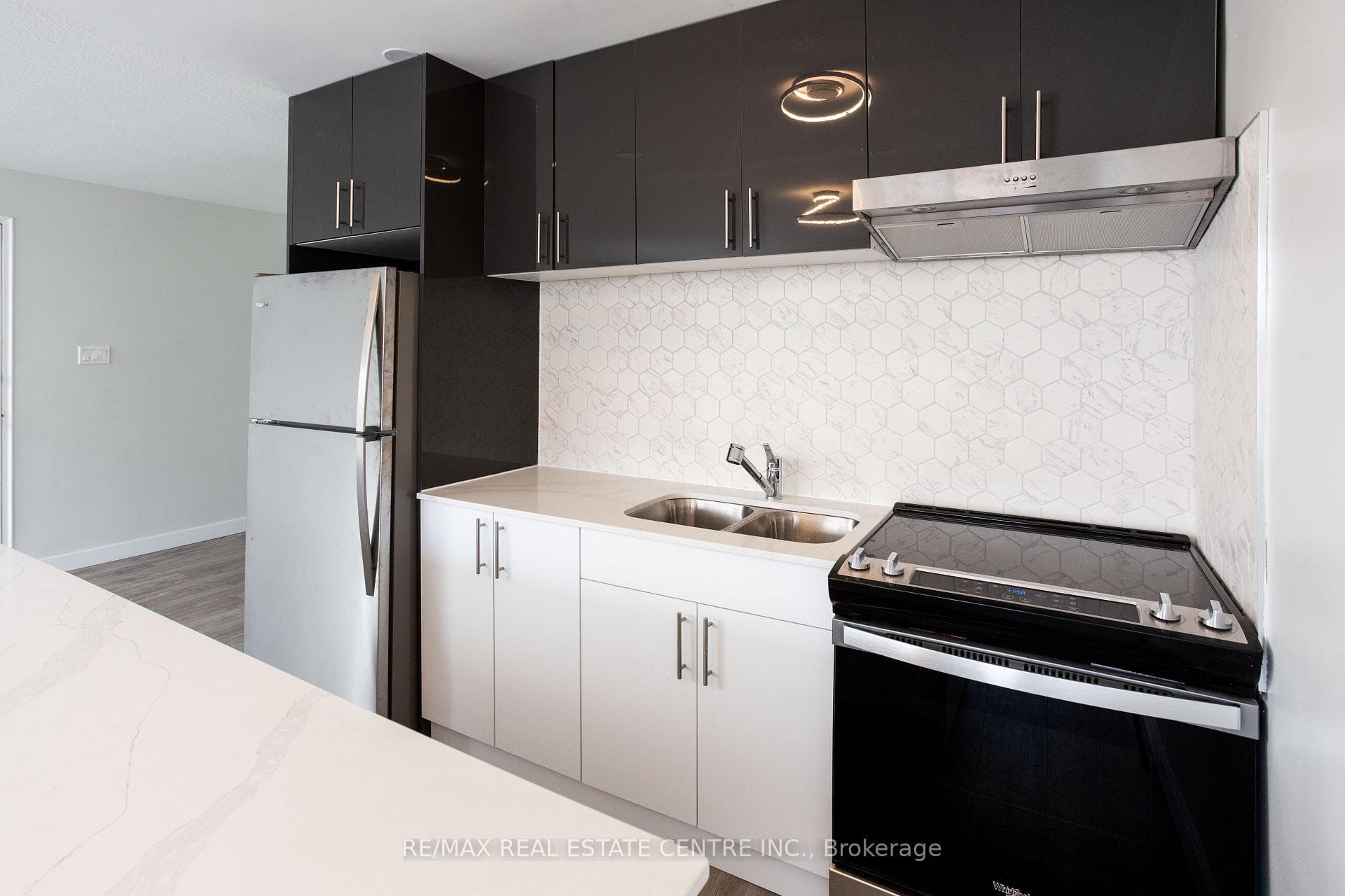 371 lakeshore Road Unit 207 photo 4