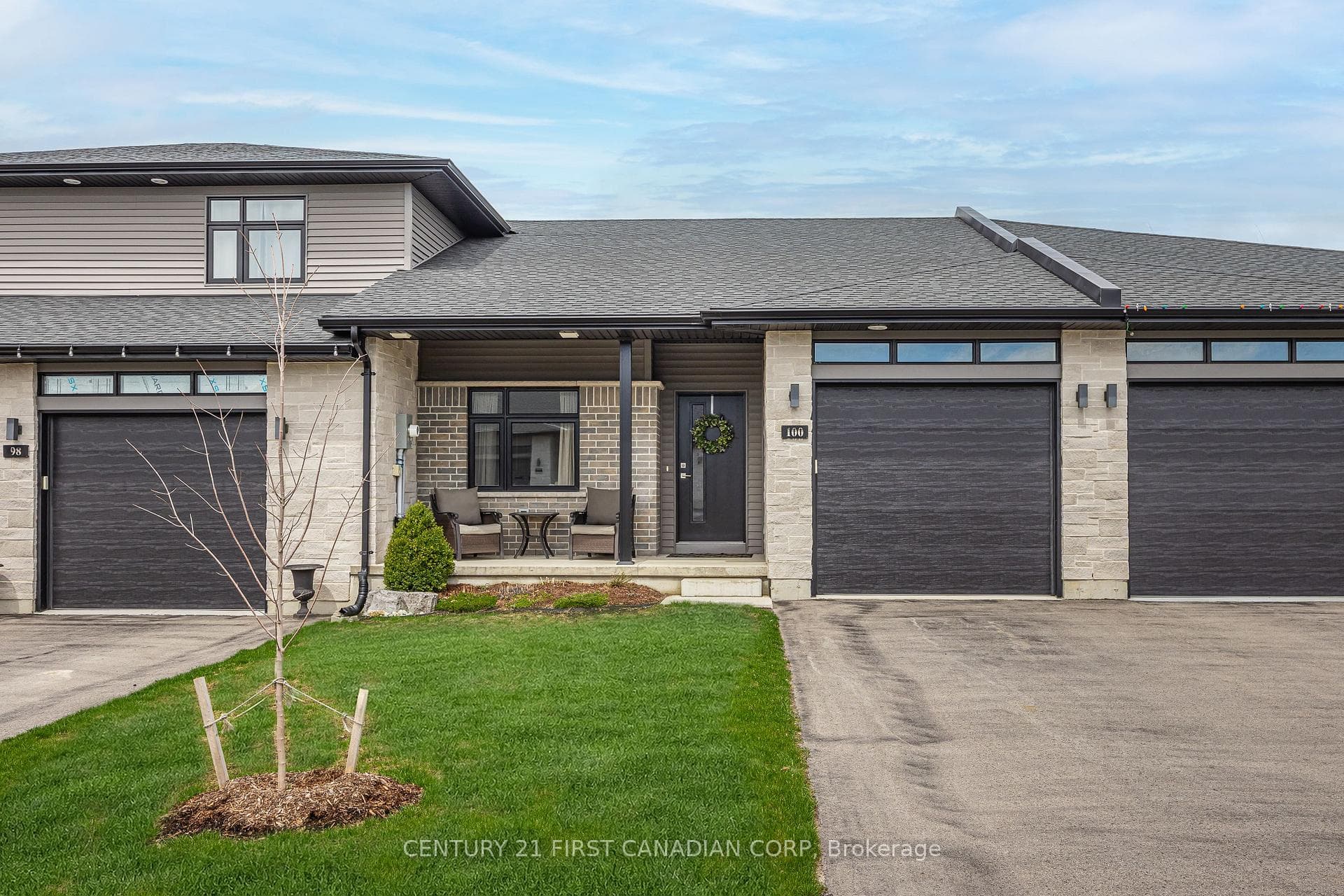 100 Rowe Avenue photo 4