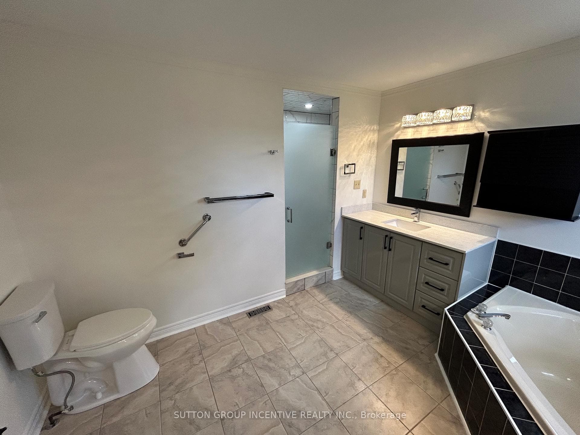 Primary Ensuite Sep Jet Tub