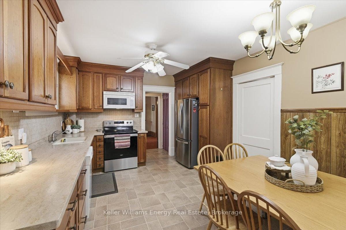 482 Simcoe Street photo 10
