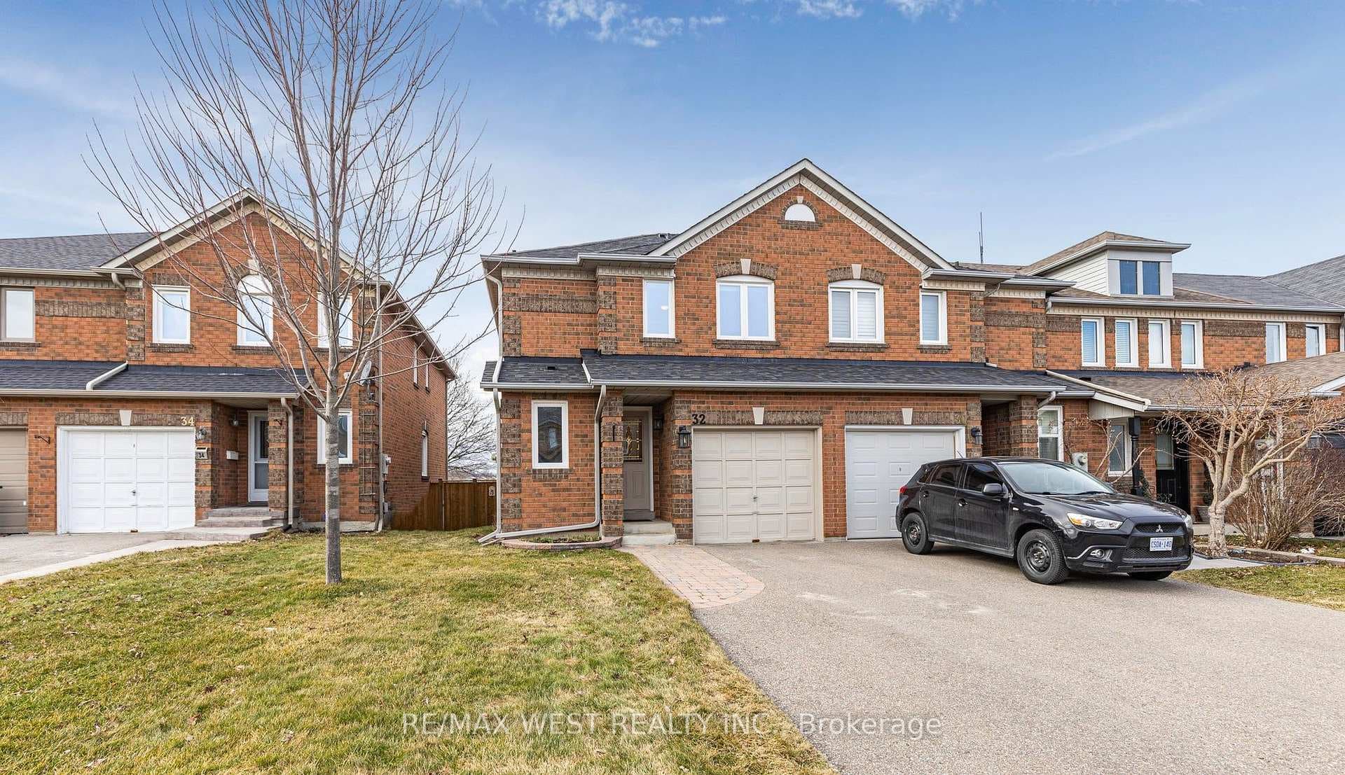 End-unit location with access to back Yard