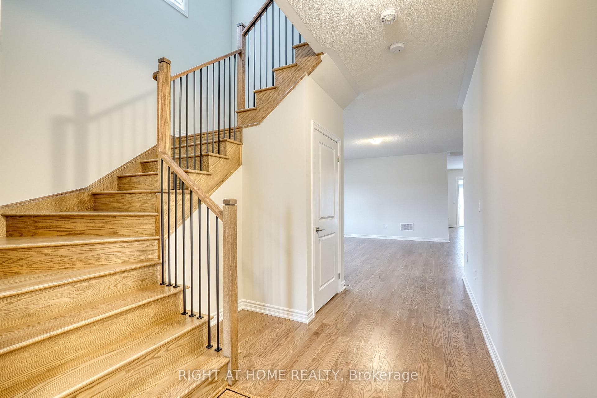 17 Phoenix Boulevard photo 4