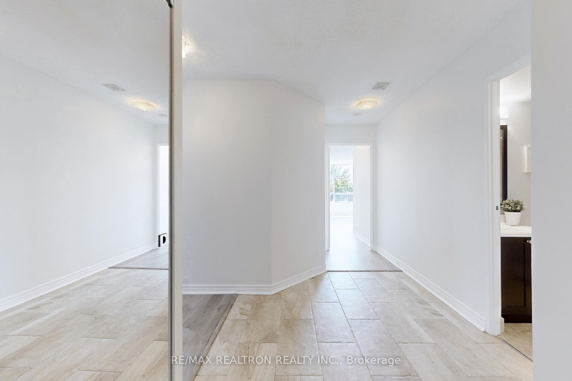 1131 Steeles Avenue Unit 407 photo 4