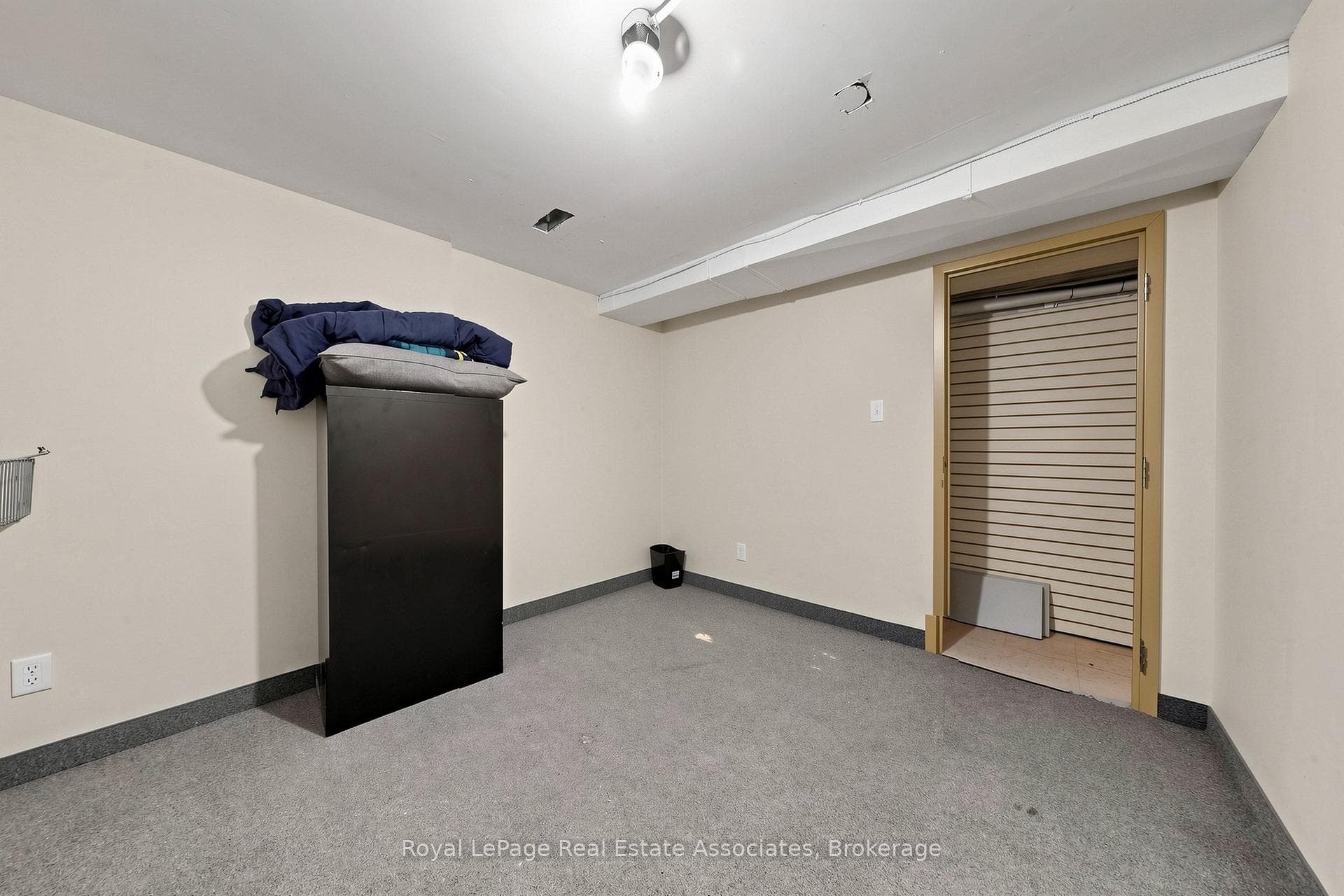 644 Queen Street photo 35