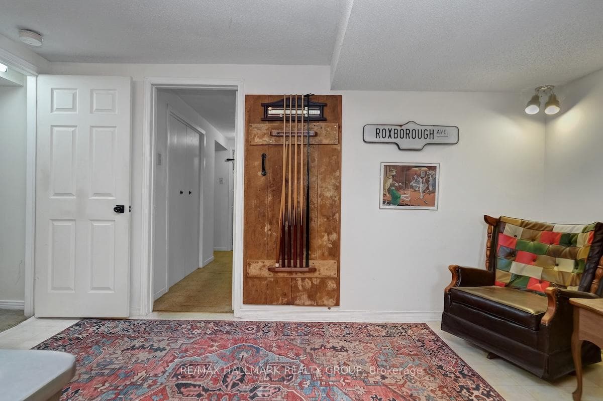 20 HILLTOP Crescent photo 15