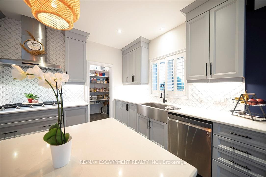 73 Eleanor Avenue photo 8