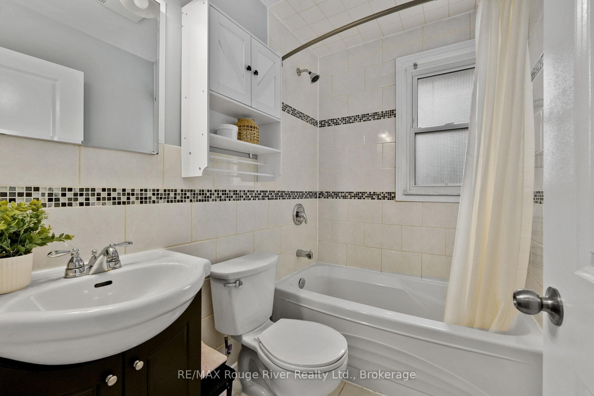 528 Barbara Street photo 17