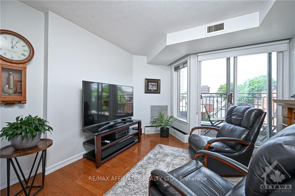 130 QUEEN ELIZABETH Drive Unit 402 photo 17