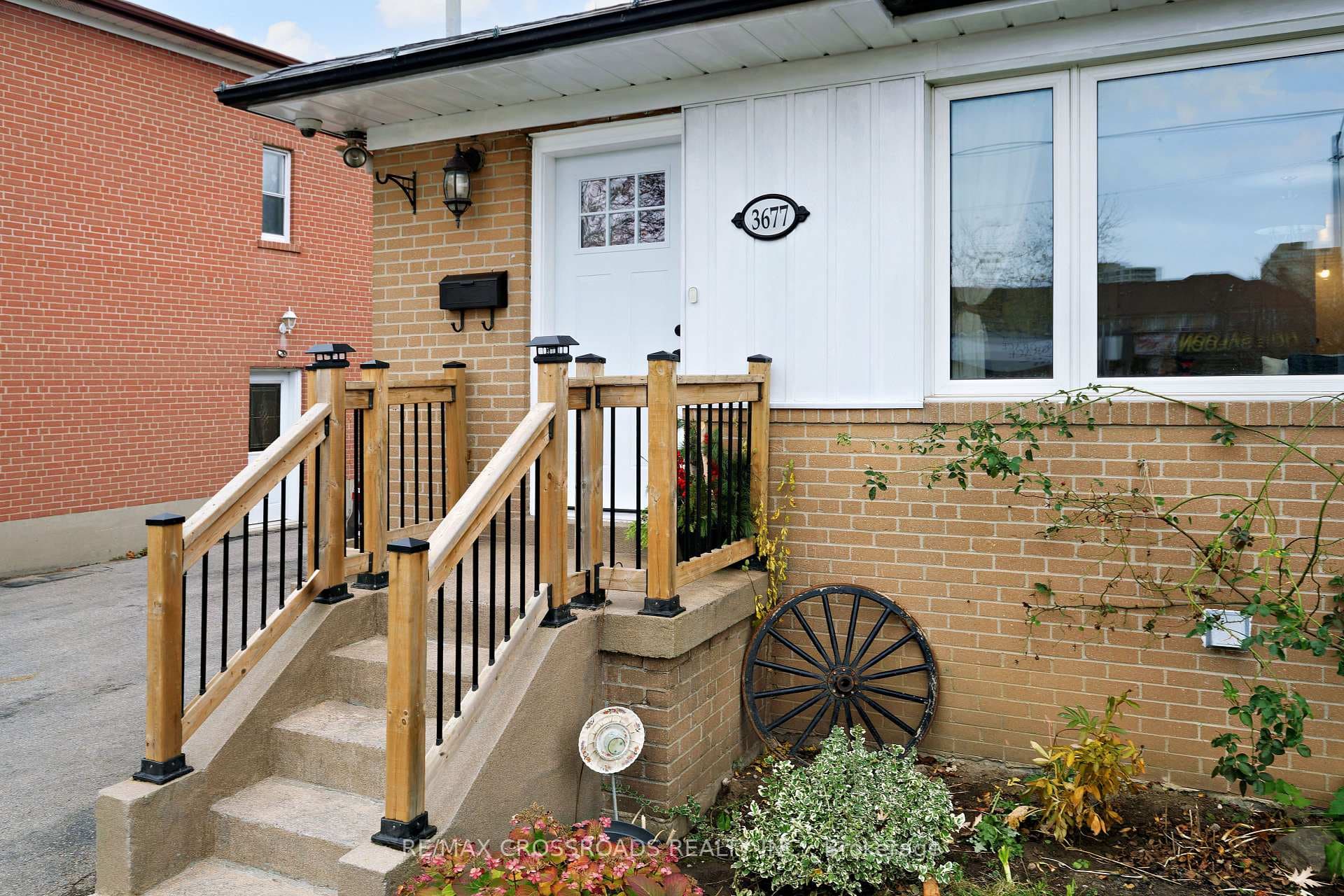 3677 St Clair Avenue photo 2