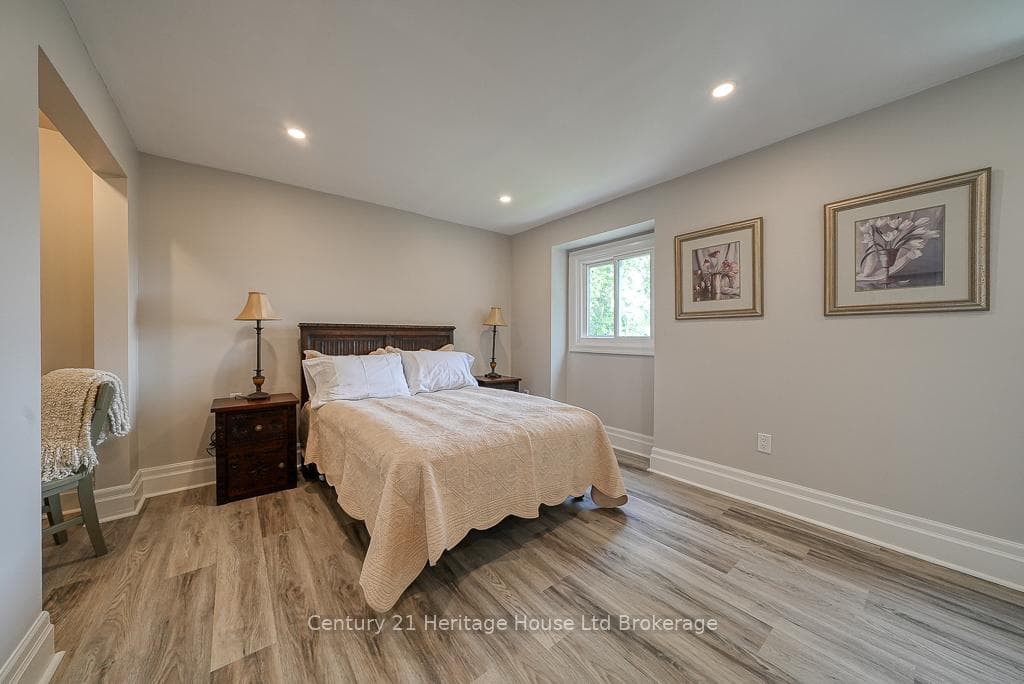 1003 B Nesbitt Crescent photo 22