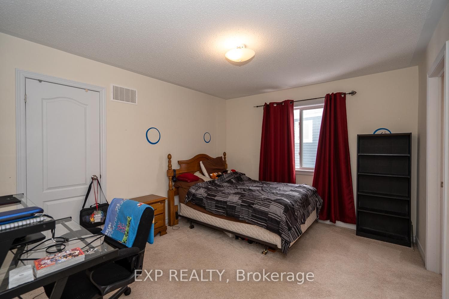 896 O'Reilly Crescent photo 29