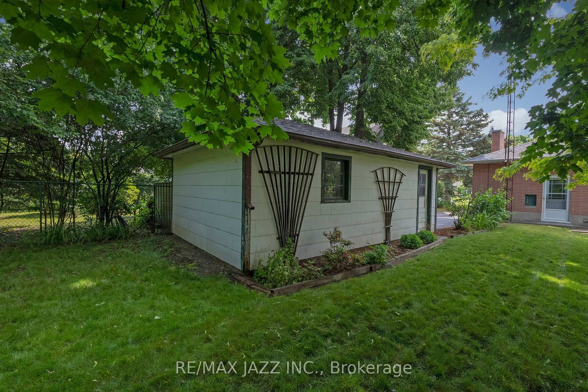 162 Pontiac Avenue photo 25