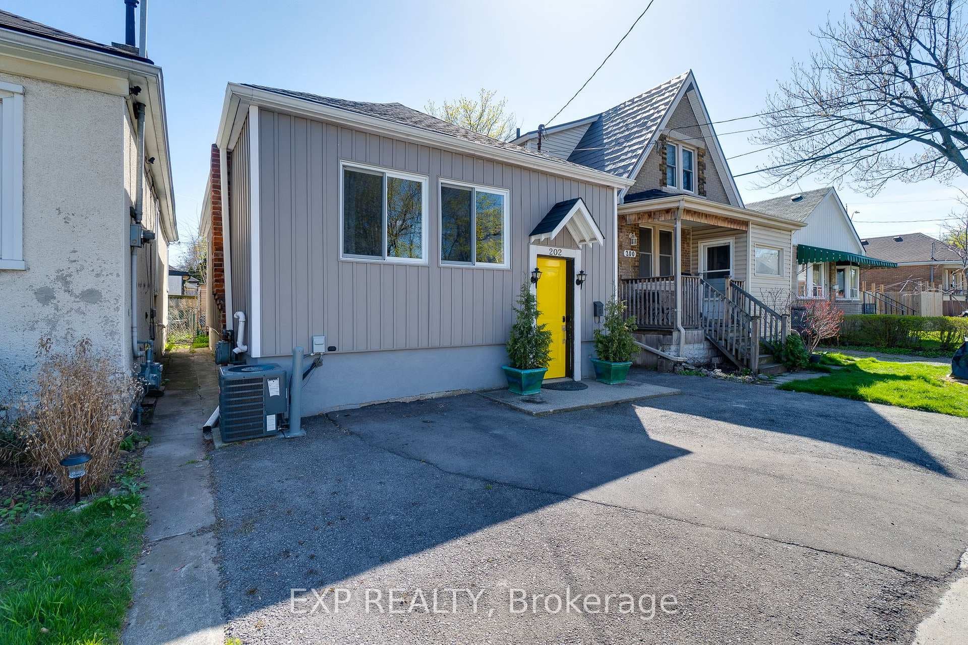 202 Roxborough Avenue photo 4