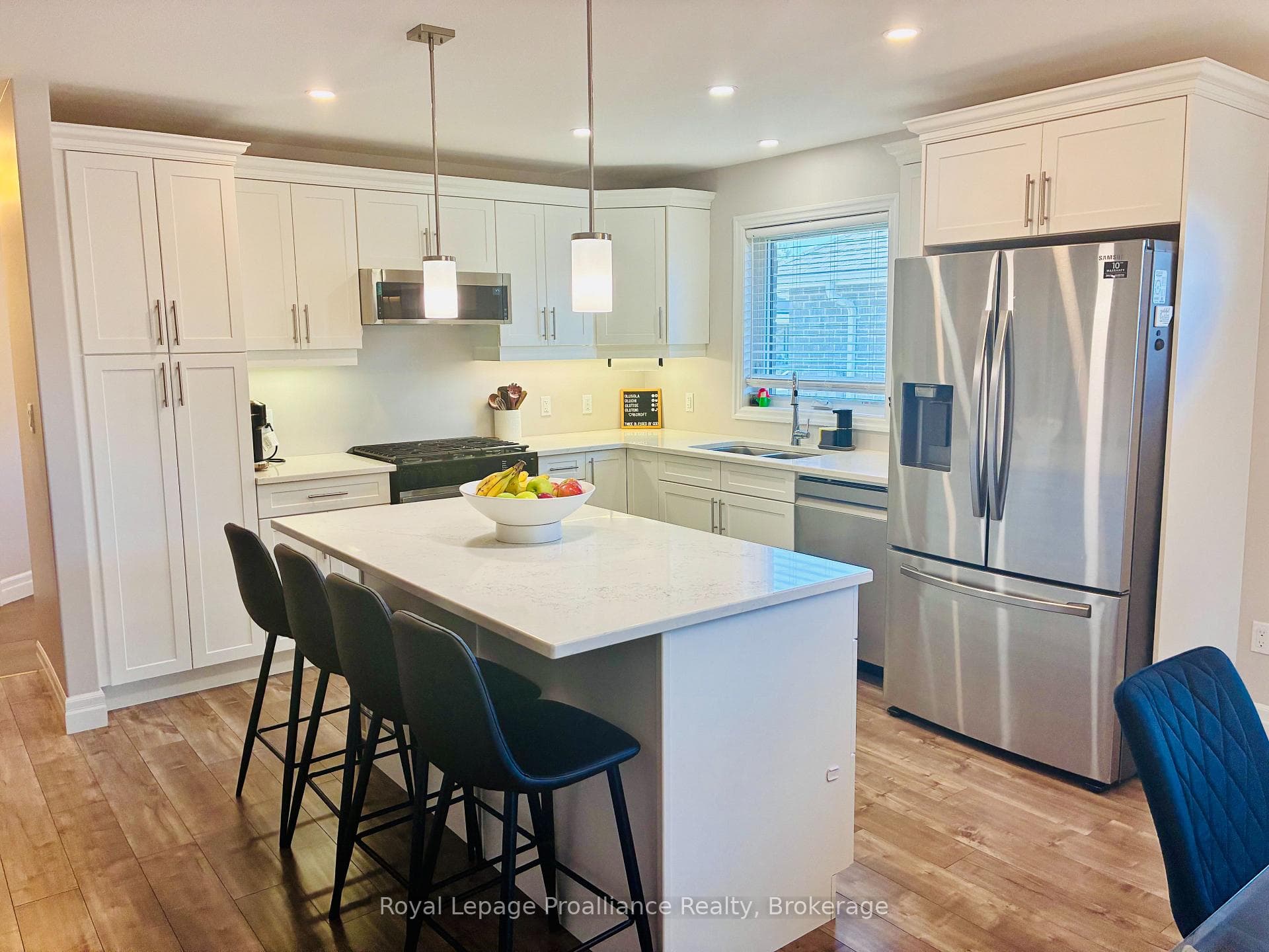 48 Mercedes Drive photo 5
