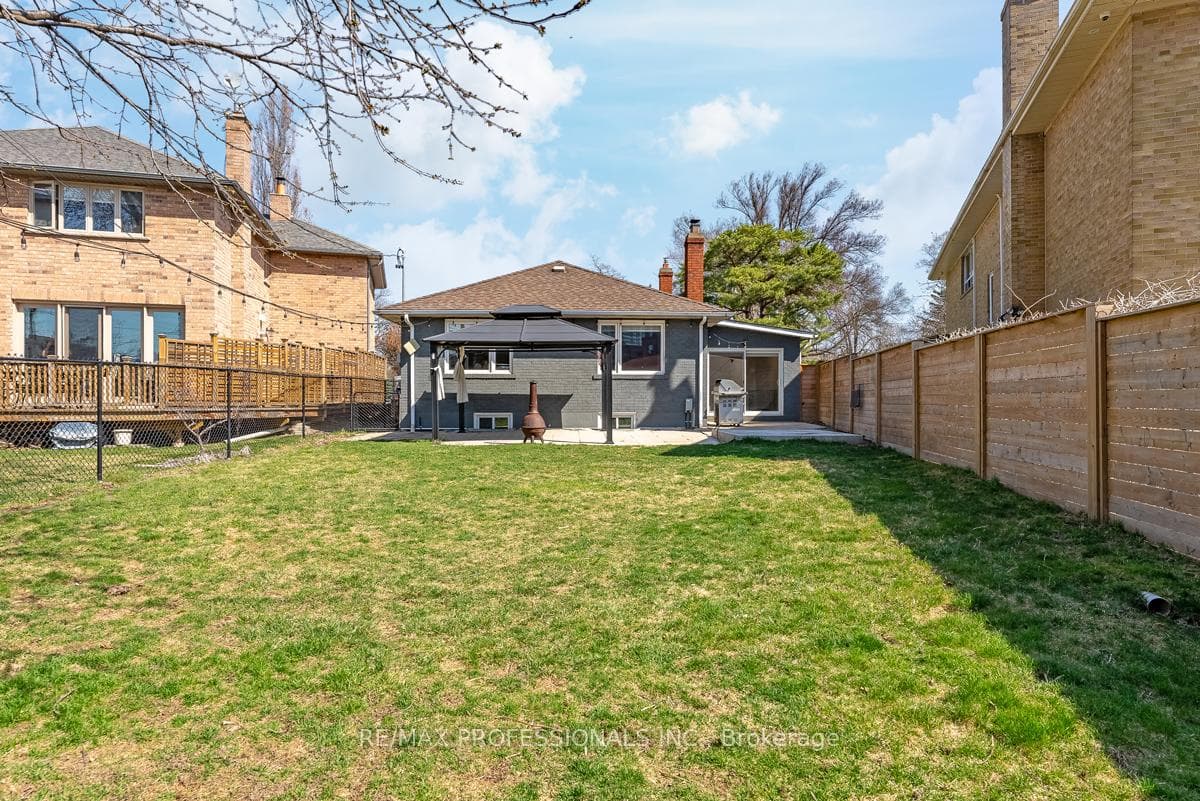 5 Chestnut Hills Crescent photo 39