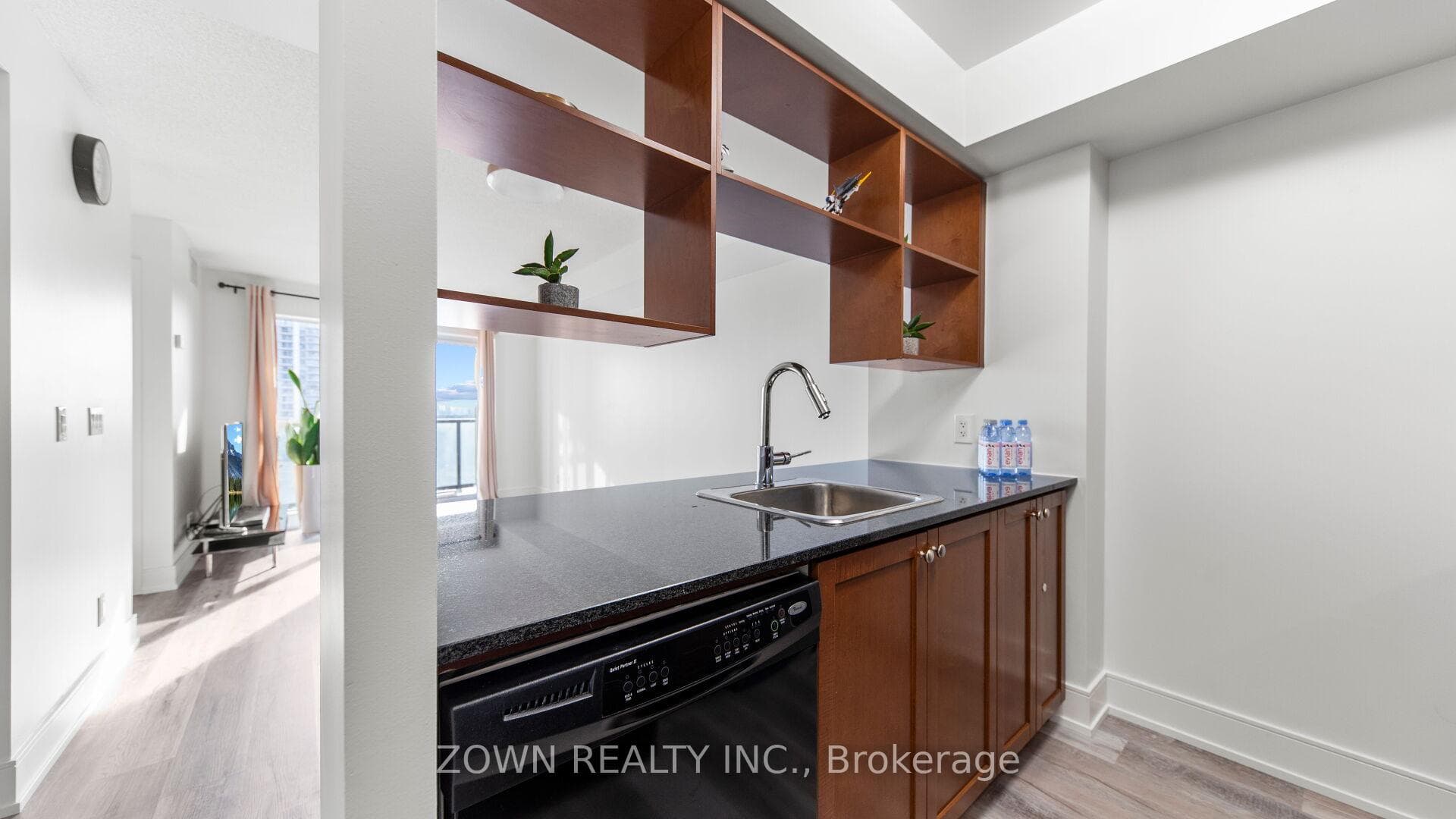 135 Village Green Square Unit 2019 photo 19