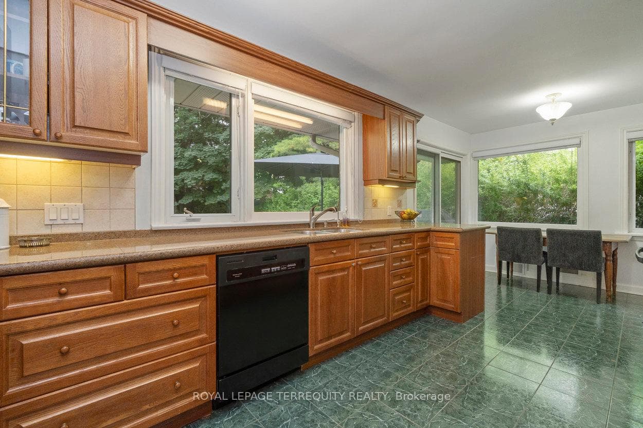 416 The Kingsway N/A photo 19