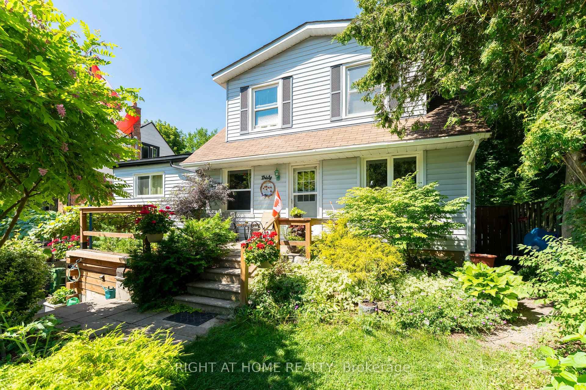 30 Allister Avenue photo 2
