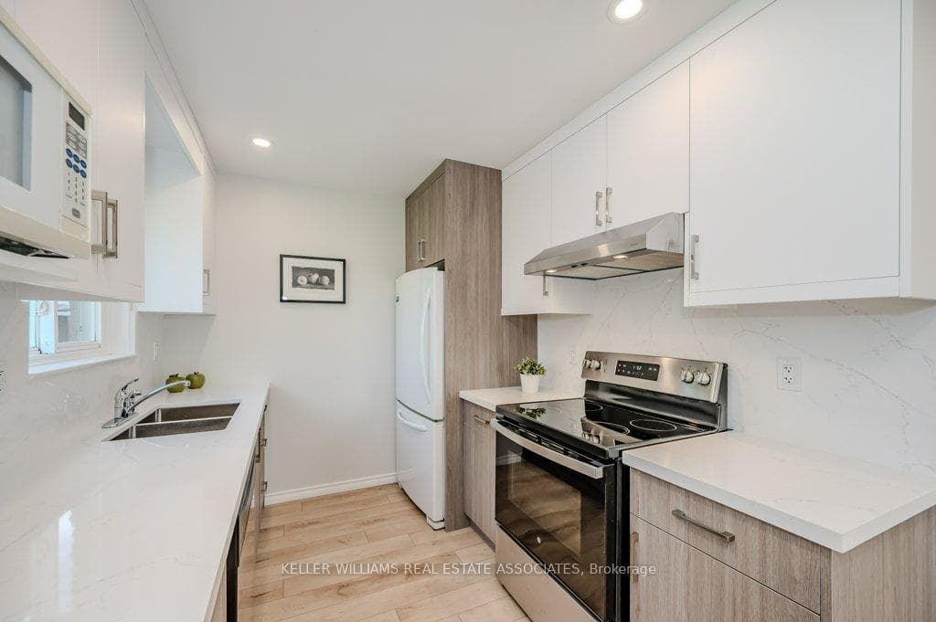 Kitchen w soft close doors