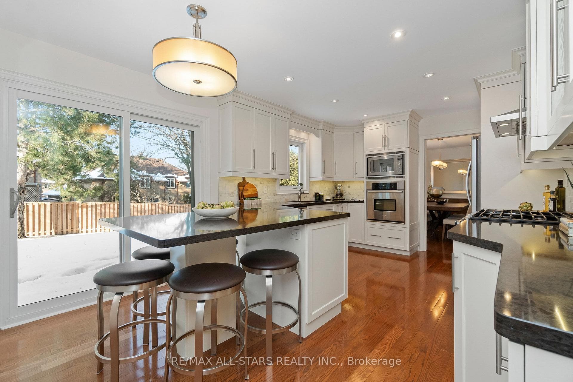 Custom renovated kitchen w double oven & gas stove