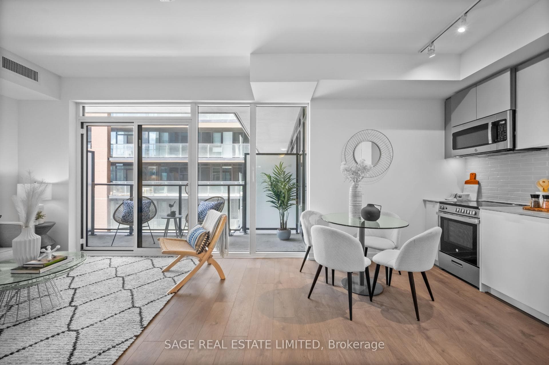 270 Dufferin Street Unit 711 photo 3