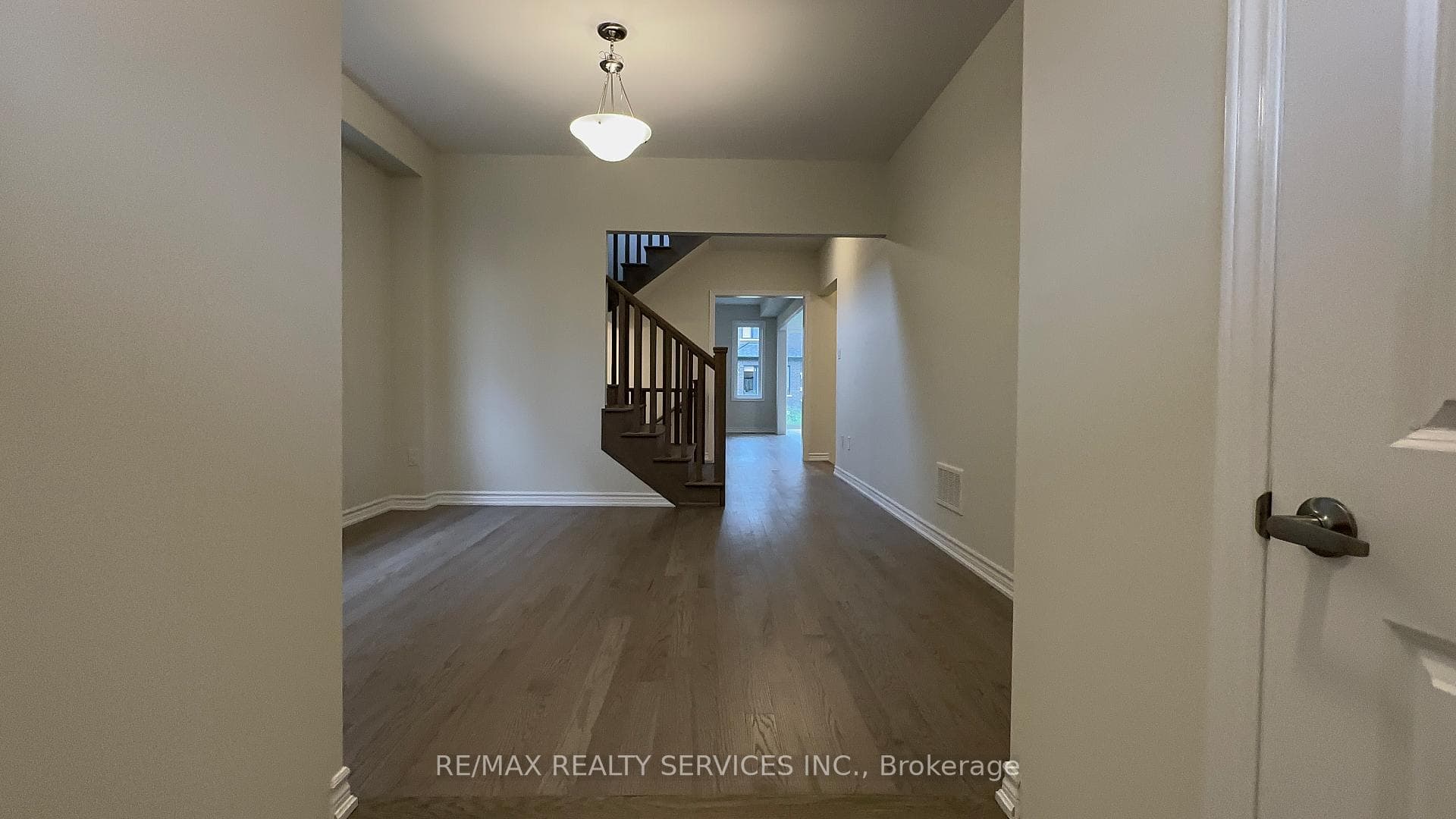 10 Molnar Crescent photo 5
