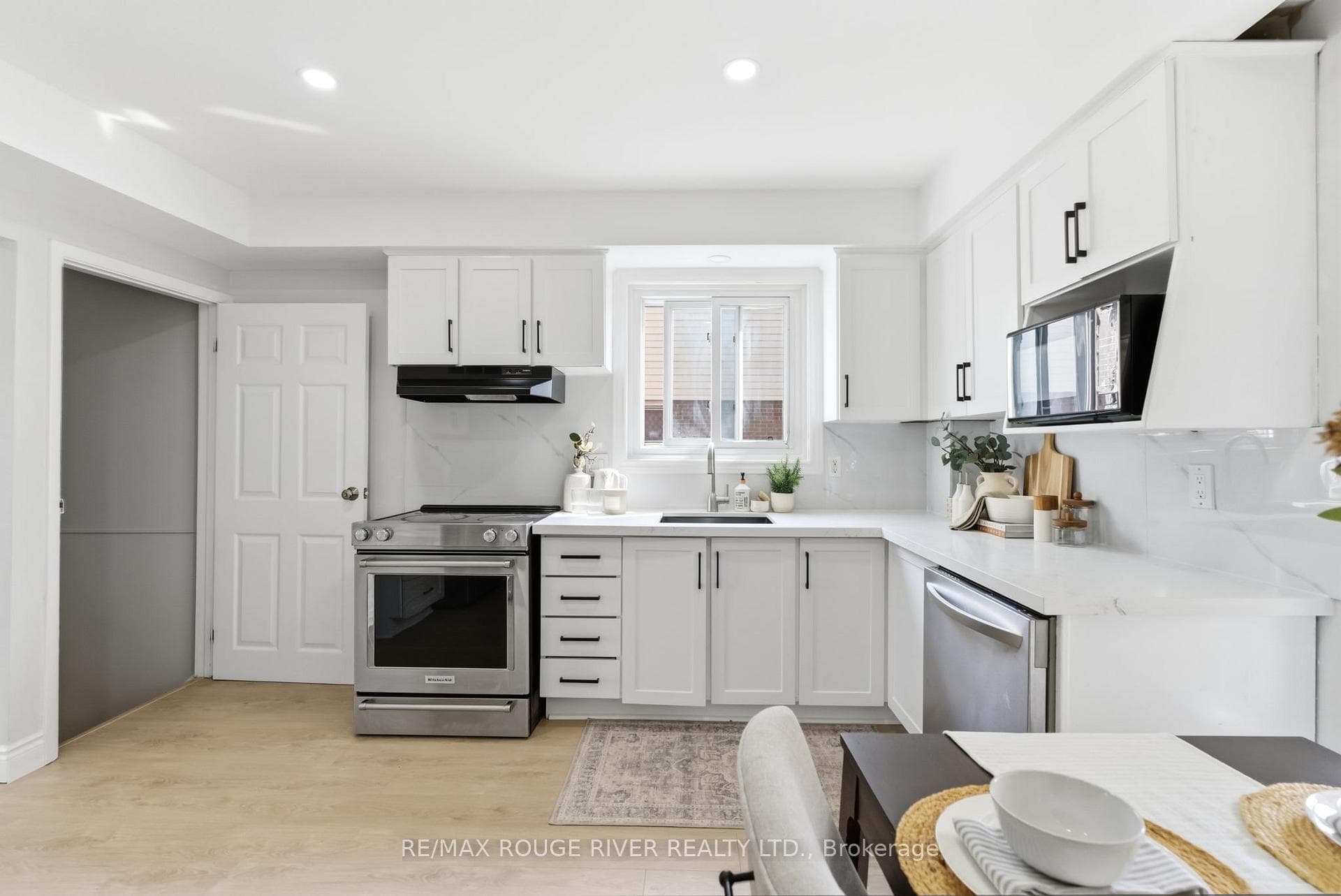 238 Waverly Street photo 9