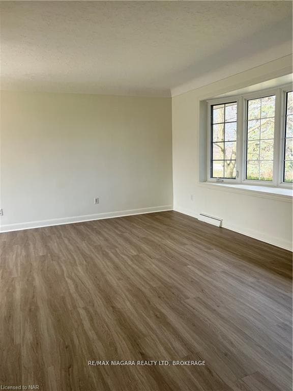 425 Queenston Road photo 3