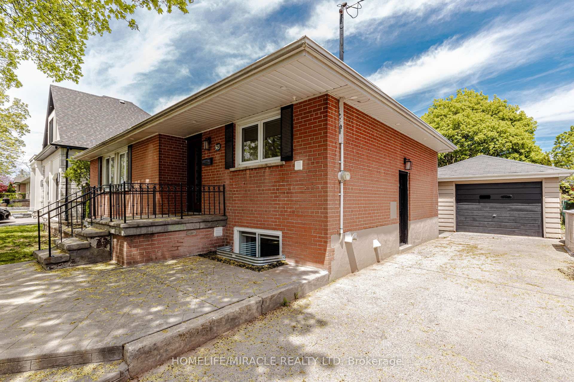 563 Taplow Crescent photo 2