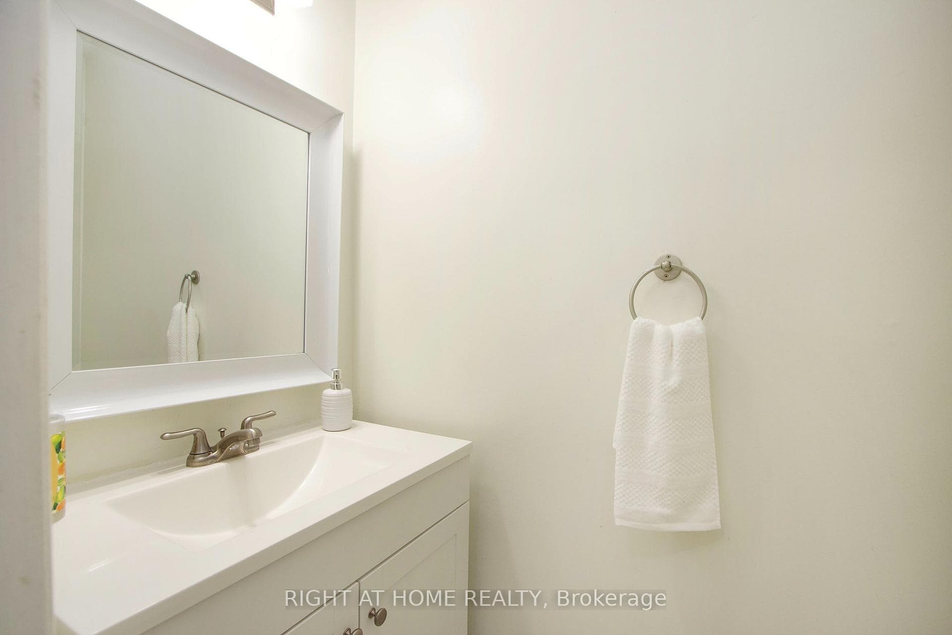 865 Attersley Drive photo 11