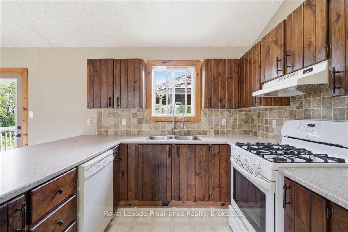 1005 Victoria Road photo 6
