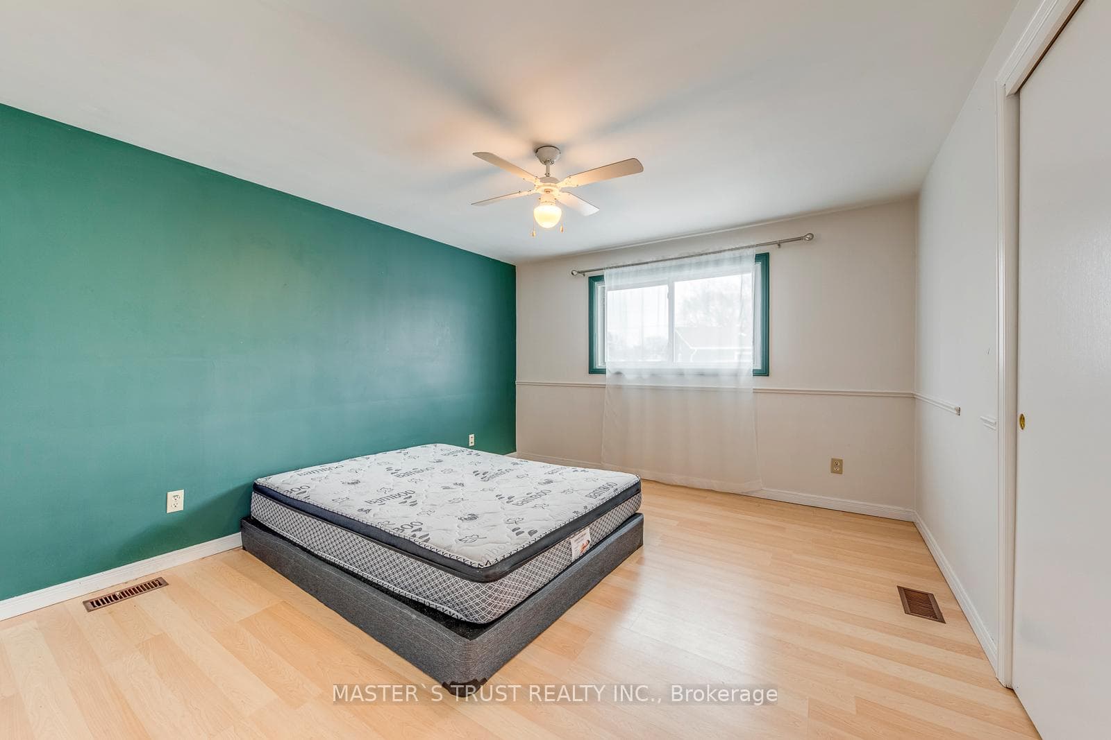 9 Bayshore Crescent photo 29