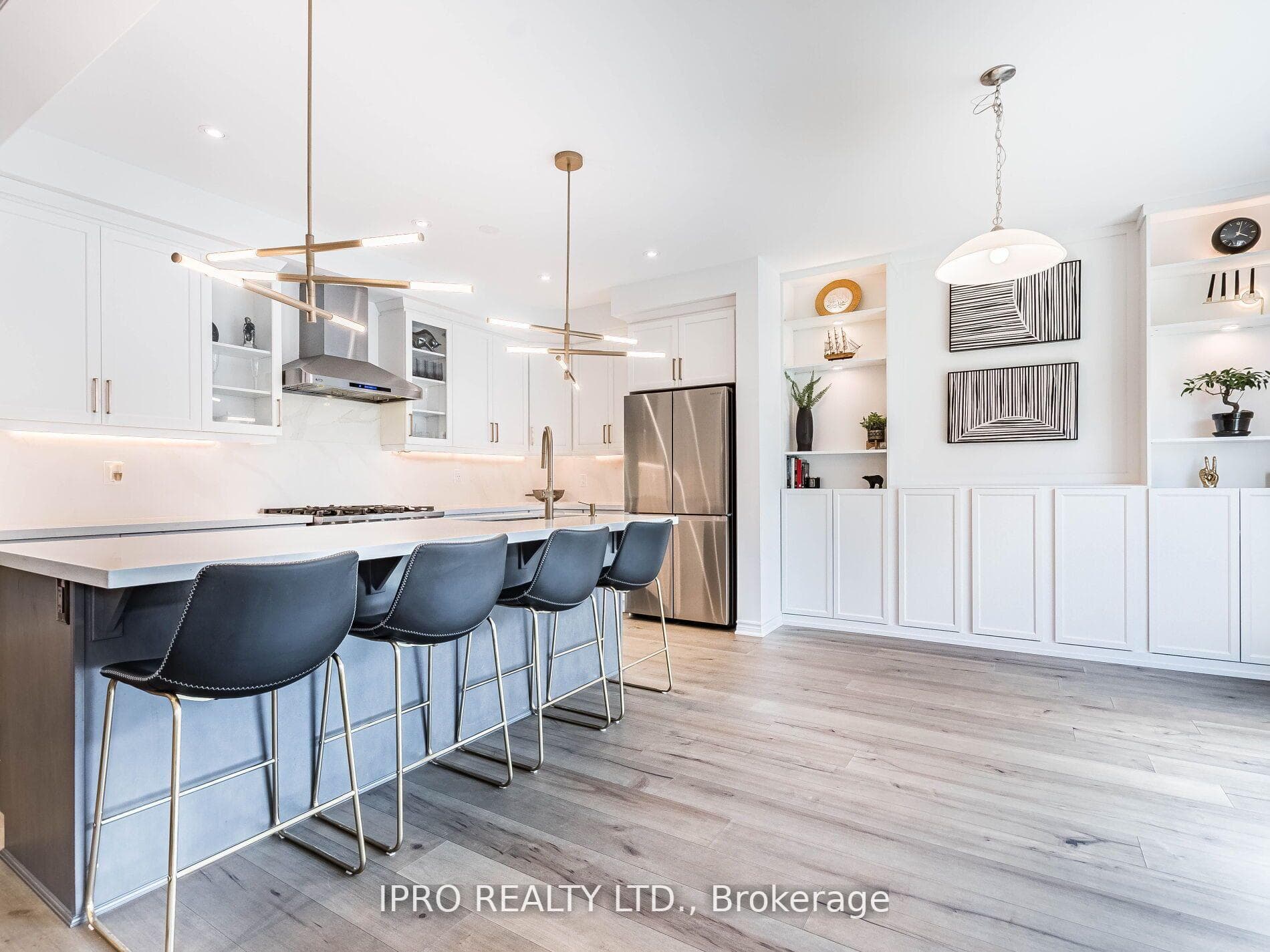 1406 Lobelia Crescent photo 17