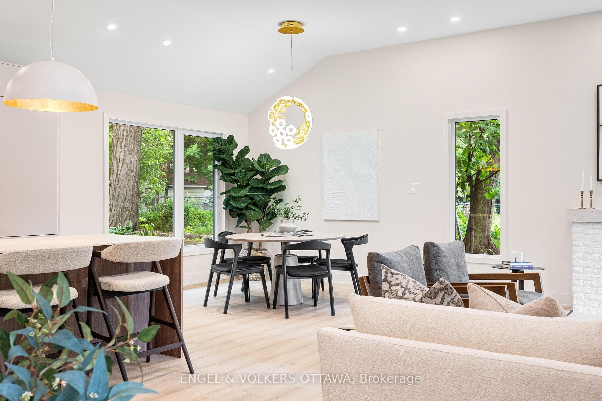 1 Amberly Place photo 11