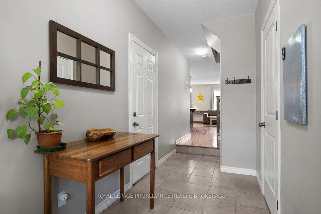1560 Davenport Crescent photo 5