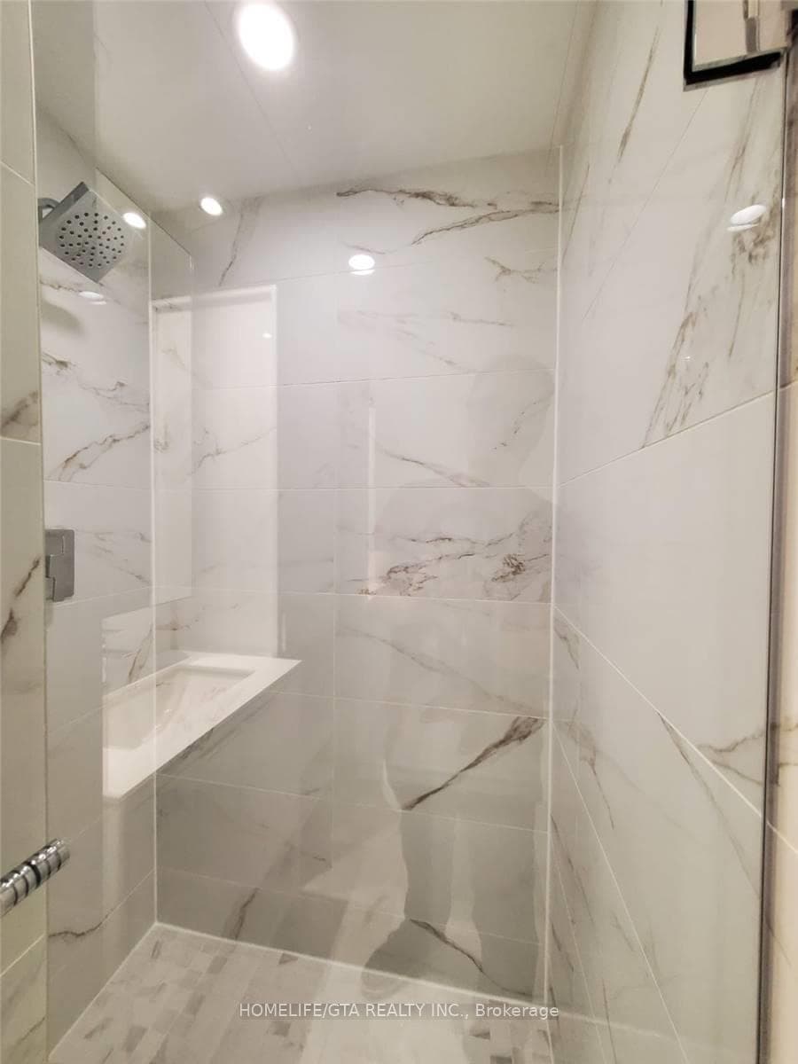 77 Shuter Street Unit 522 photo 13