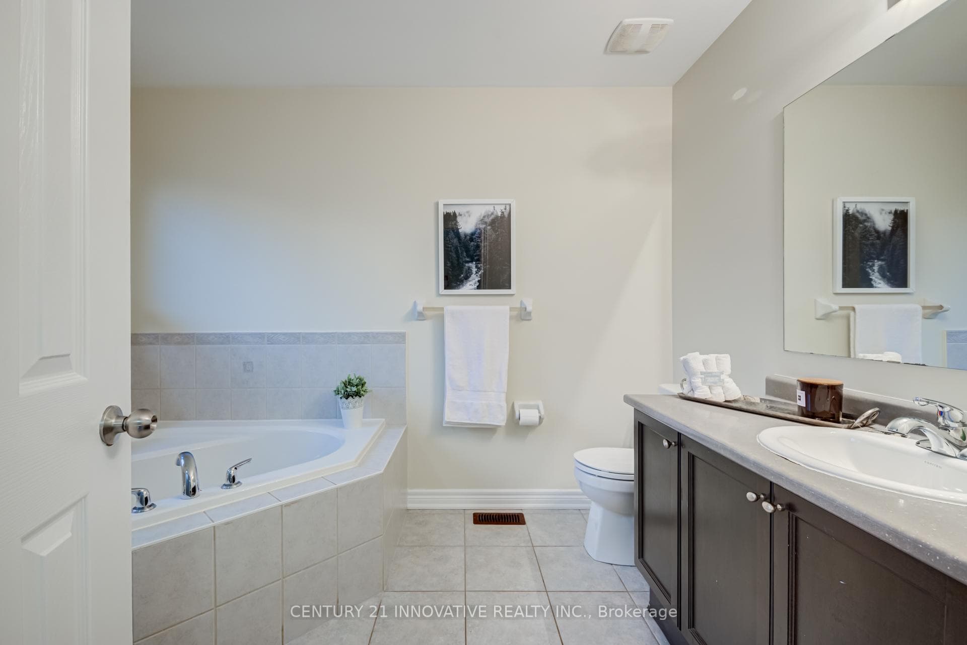 875 Transom Crescent photo 18