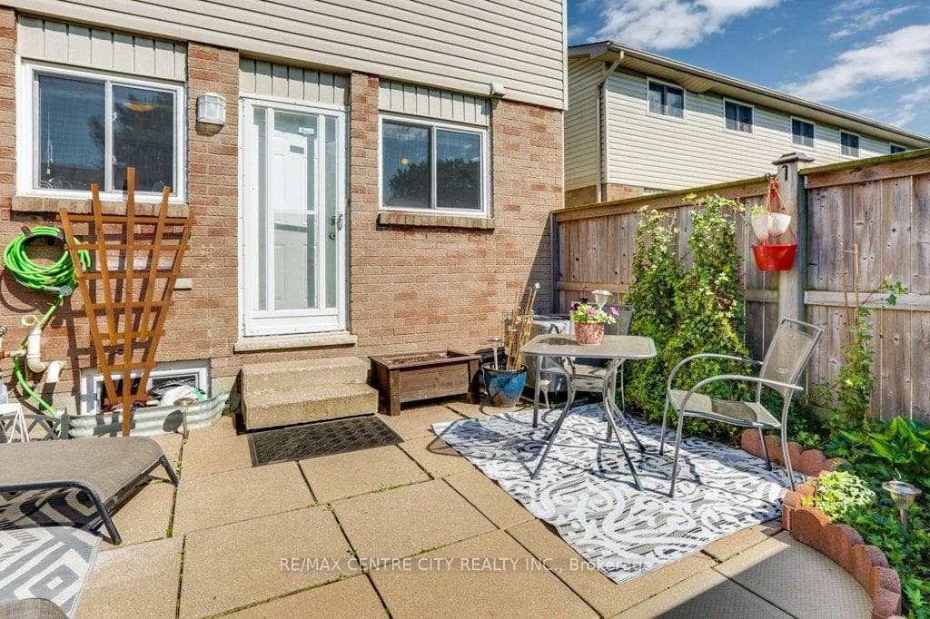 1095 Jalna Boulevard Unit 15 photo 35