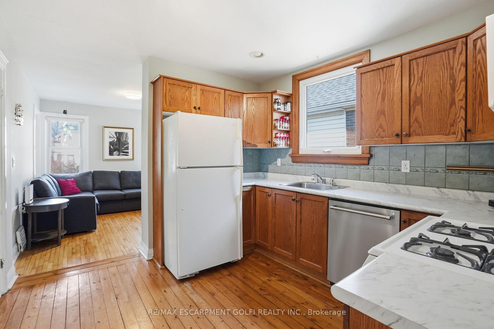 256 Stanley Avenue photo 9