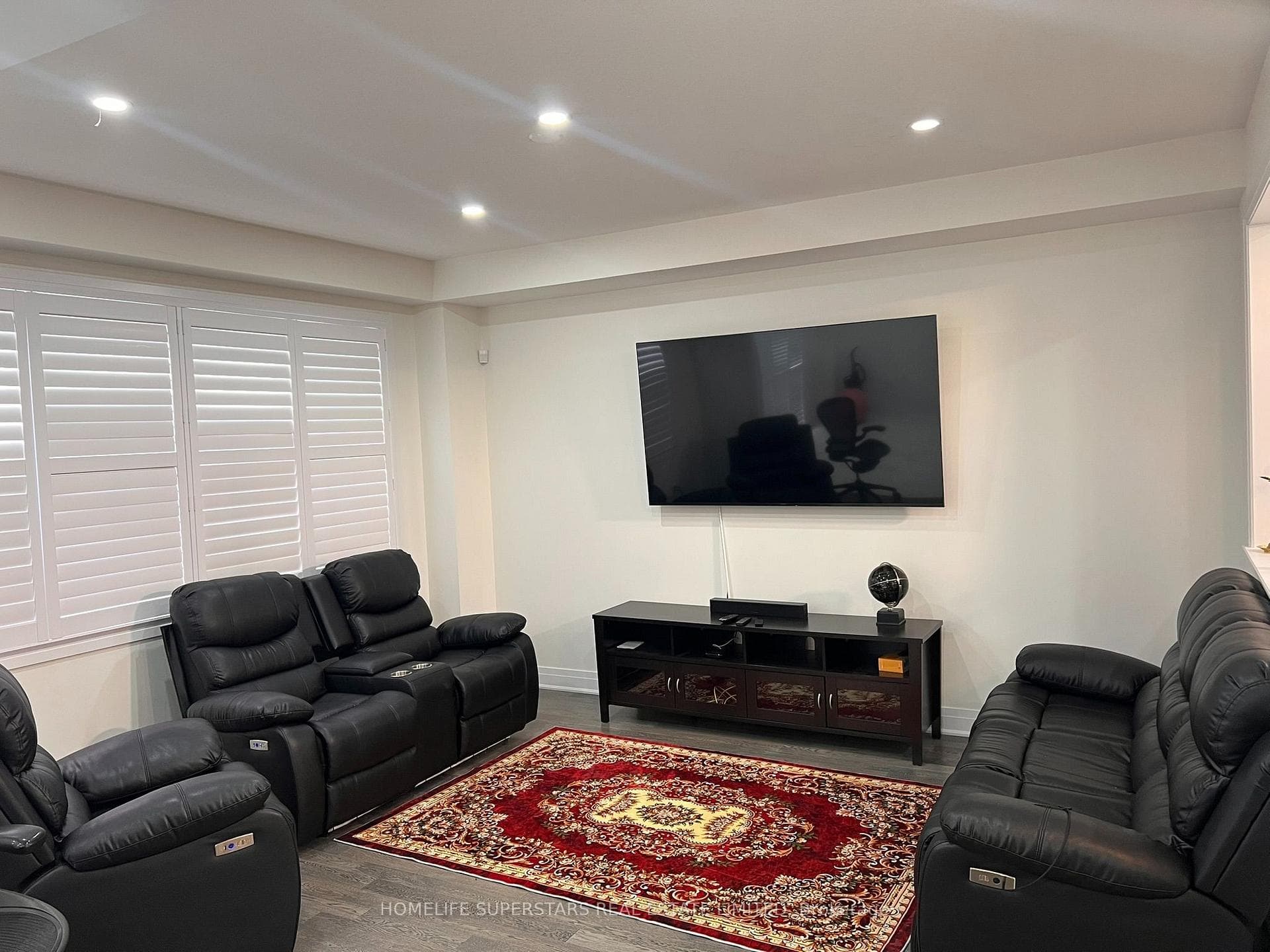 188 AVIRON Crescent photo 8